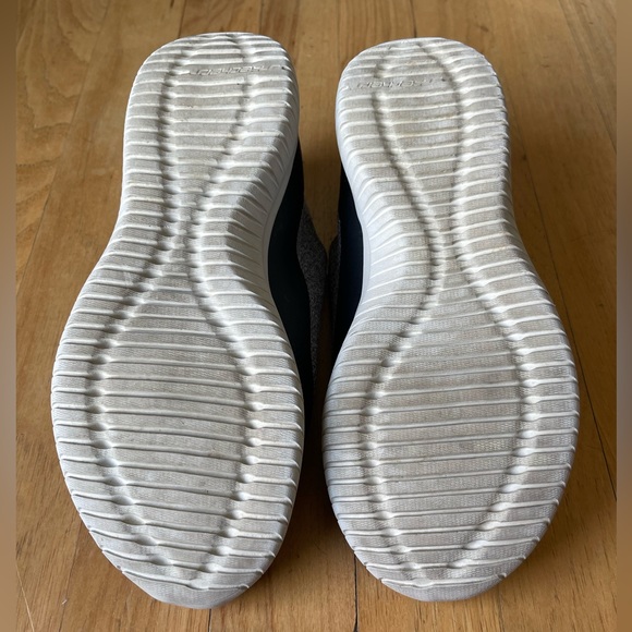 Sketchers Slip On Sneakers - Picture 6 of 6